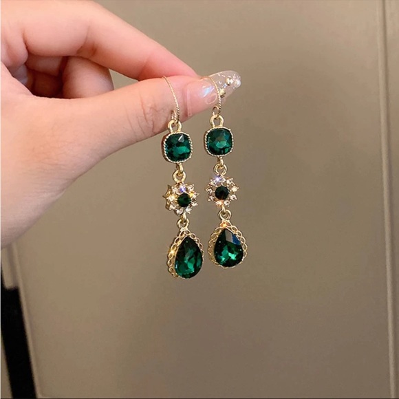 Green Gemstone Long Pearl Tassel Drop Earrings - Picture 1 of 2